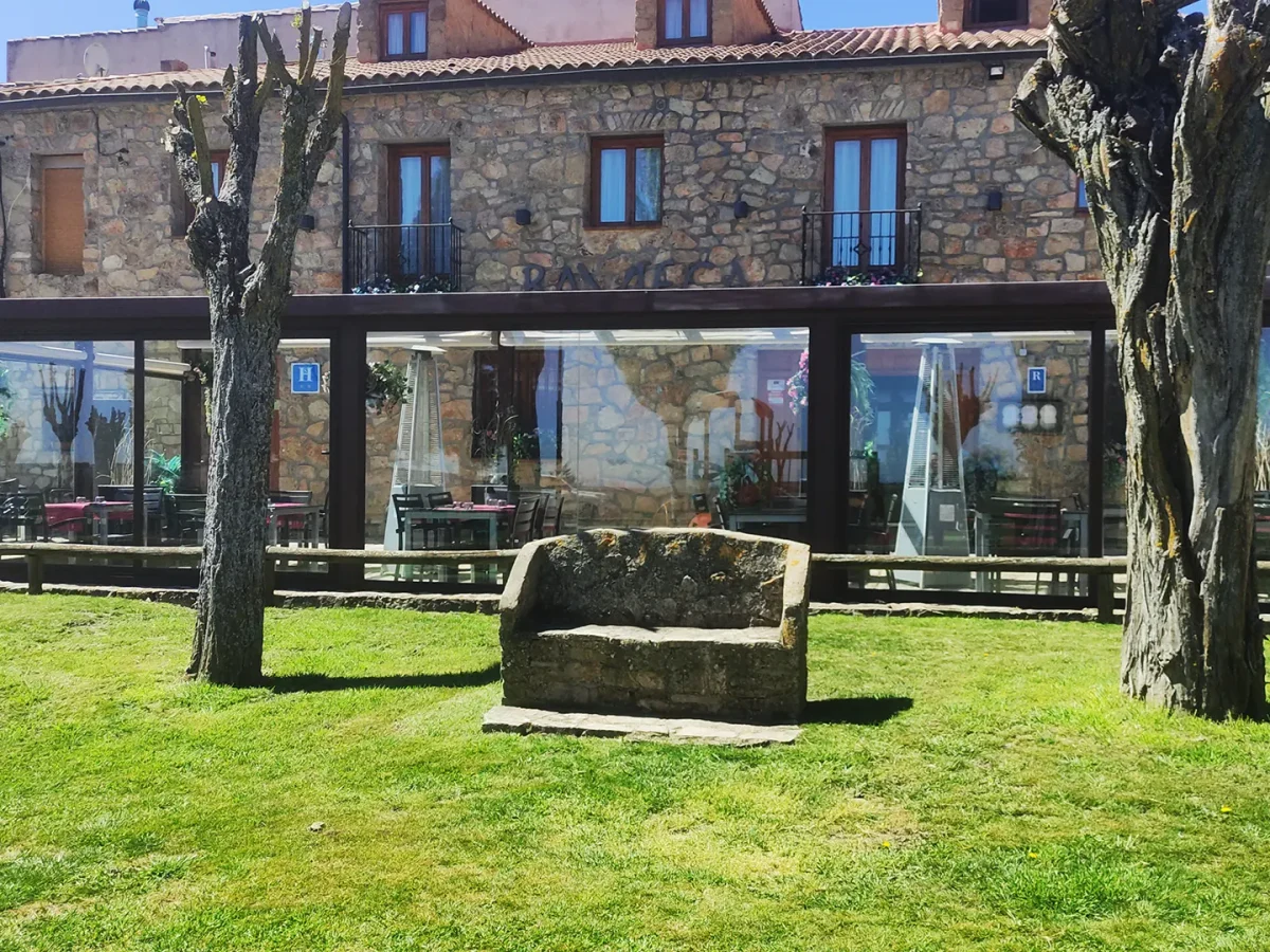 Terraza acristalada del restaurante Bavieca en Medinaceli