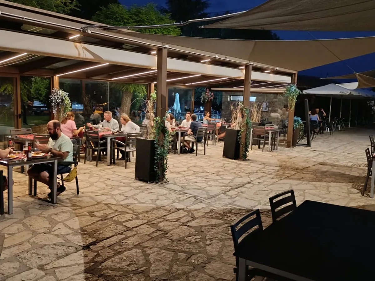 Terraza exterior del restaurante Bavieca en Medinaceli